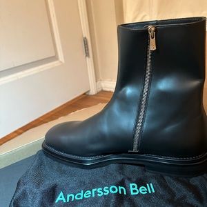 Size 43 
Square toe
Stacked leather midsole
Treaded Vibram® rubber Sole:.
Black